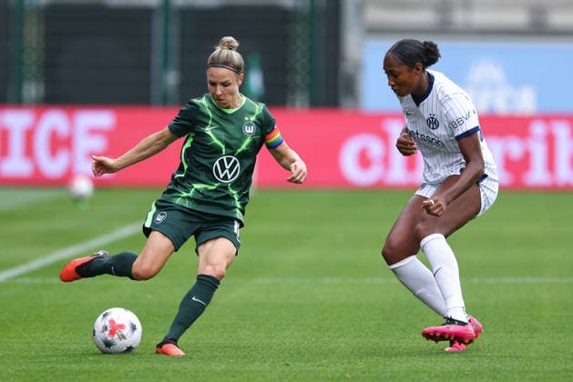 From left: Svenja Huth of VfL Wolfsburg, 10, and Brittany Raphino of Inter Milan, 26, in a one-on-one battle, duel, dynamic play, action, game scene, August 26, 2026, Wolfsburg, Germany, soccer, UEFA Women’s Champions League, VfL Wolfsburg vs. Inter Milan xobx