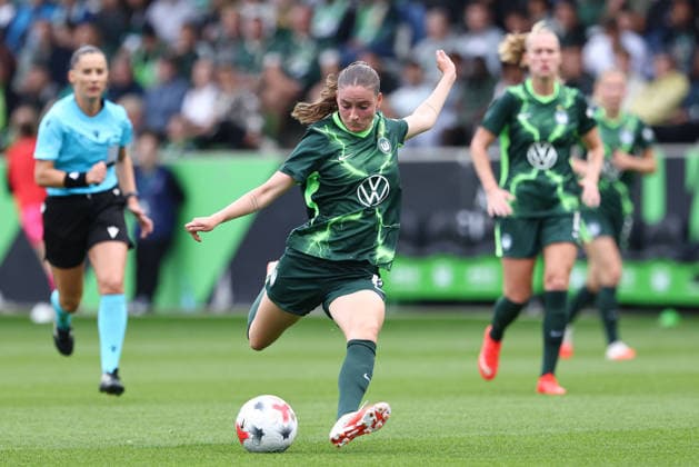 Smilla Vallotto, VfL Wolfsburg, No. 14 taking a shot on goal, on the ball, action, game scene, August 26, 2026, Wolfsburg, Germany, soccer, UEFA Women s Champions League, VfL Wolfsburg vs. Inter Milan xobx