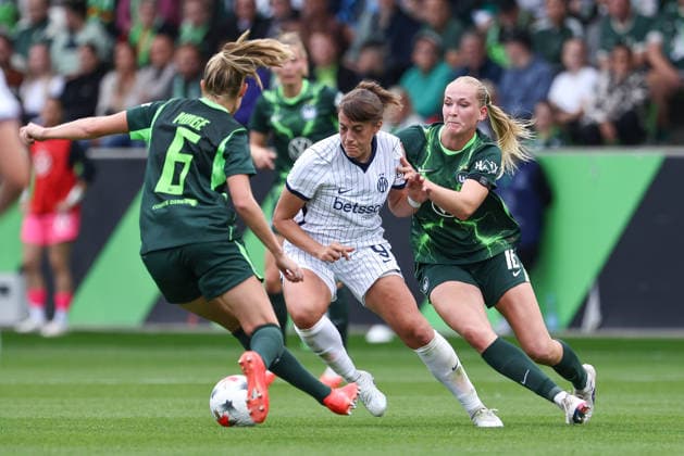 From left: Janina Minge (VfL Wolfsburg), 6; Elisa Polli (Inter Milan), 9; and Camilla Küver (VfL Wolfsburg), 16, in a one-on-one battle, duel, dynamic play, action, game scene, August 26, 2026, Wolfsburg, Germany, soccer, UEFA Women’s Champions League, VfL Wolfsburg vs. Inter Milan xobx