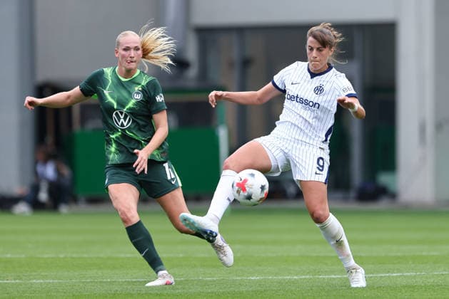 From left: Camilla Küver (VfL Wolfsburg), 16, and Elisa Polli (Inter Milan), 9, in a one-on-one, duel, dynamic play, action, game scene, August 26, 2026, Wolfsburg, Germany, soccer, UEFA Women’s Champions League, VfL Wolfsburg vs. Inter Milan xobx