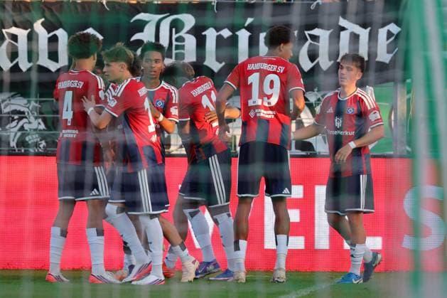 26.08.26, GER, Regionalliga Nord, Fussball, 1. Spieltag, Saison 2026 2027, Dietmar-Scholze-Stadion an der Lohmuehle, VfB Lübeck vs Hamburger SV II Torjubel Jubel. Torschütze Torschuetze Dorian Migalic (Hamburger SV II 17) jubelt ueber das Tor zum 0:1 Foto nordphoto GmbH Tauchnitz Luebeck Dietmar-Scholze-Stadion an der Lohmuehle SH Germany *** August 26, 2026, GER, Regionalliga Nord, Soccer, Matchday 1, 2026–2027 Season, Dietmar Scholze Stadion an der Lohmuehle, VfB Lübeck vs. Hamburger SV II Goal celebration Cheering Goal scorer(s) Dorian Migalic Hamburger SV II 17 celebrates the goal making it 0–1 Photo: nordphoto GmbH Tauchnitz Lübeck Dietmar Scholze Stadium an der Lohmuehle SH Germany Copyright: xnordphotoxGmbHx xTauchnitzx
