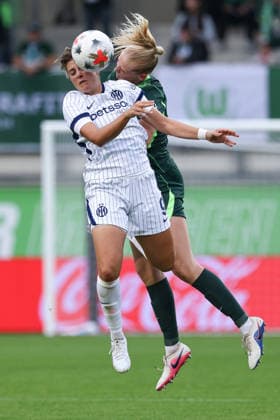 From left: Elisa Polli (Inter Milan), 9, and Camilla Küver (VfL Wolfsburg), 16, in a header duel; header, tackle, action, game scene, August 26, 2026, Wolfsburg, Germany, soccer, UEFA Women’s Champions League, VfL Wolfsburg vs. Inter Milan xobx