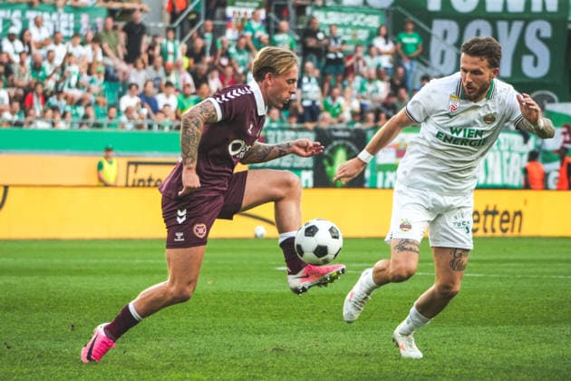 Soccer Austria UEFA Conference League 2026–2027 Playoffs Second Leg, August 26, 2026 SK Rapid Vienna (Austria) vs. Heart of Midlothian FC (Hearts) (Scotland) Weststadion, Vienna, Austria Calvin Miller, Heart of Midlothian FC, with Jannes Horn, SK Rapid Vienna Copyright: xLukasxBierederx