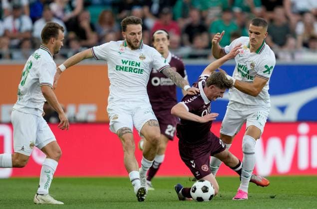 Yan Dhanda of Heart of Midlothian is fouled by Jean Marcelin (left) and Amin Gröller of SK Rapid during a UEFA Conference League Play-Off Second Leg match between SK Rapid and Hearts at Weststadion on August 26, 2026 in Vienna, Austria. Rapid Vienna v Heart of Midlothian, UEFA Conference League, Play-Off Round, Second Leg, Football, Allianz Stadion, Vienna, Austria - 26 Aug 2026Vienna Allianz Stadion Austria  Copyright: xChristianxHofer Shutterstockx 17115048bc