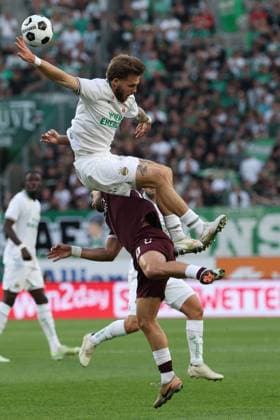 26.August.2026 - SOCCER - 2026 27 UEFA Conference League Play-offs, 2nd Leg, SK Rapid Wien vs Heart of Midlothian FC Jannes Horn (Rapid Wien) and Claudio Braga (Hearts) in aerial duel VIENNA VIENNA, AUSTRIA Allianz Stadion SK Rapid Wien Allianz Stadion AUSTRIA Copyright: xYigitxOermex xPsxImagesxYigitxOermex xPsxImagesx