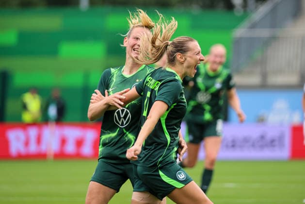 Wolfsburg, Germany, August 26, 2026 Champions League Qualifying First Leg: VfL Wolfsburg Women vs. Inter Milan Women. Pictured, from left: Lara Prasnikar, Wolfsburg’s second goal scorer, scores the 1-0 goal for Wolfsburg and celebrates with Sarai Linder, Wolfsburg. Copyright: HMBxMedia MadeleinexFantini
