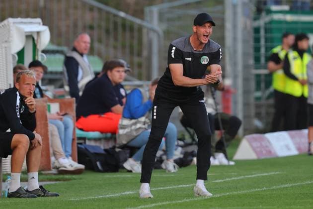 26.08.26, GER, Regionalliga Nord, Fussball, 1. Spieltag, Saison 2026 2027, Dietmar-Scholze-Stadion an der Lohmuehle, VfB Lübeck vs Hamburger SV II Coachingzone Seitenlinie Trainerbereich Technische Zone. Trainer Kevin Rodewald (VfB Luebeck) gibt Anweisungen gestikuliert und schreit Foto nordphoto GmbH Tauchnitz Luebeck Dietmar-Scholze-Stadion an der Lohmuehle SH Germany *** August 26, 2026, GER, Regionalliga Nord, Soccer, Matchday 1, 2026–2027 Season, Dietmar Scholze Stadium at Lohmuehle, VfB Lübeck vs. Hamburger SV II Coaching zone, sideline, coaches’ area, technical zone; Coach Kevin Rodewald of VfB Lübeck gives instructions, gesturing and shouting; Photo: nordphoto GmbH, Tauchnitz, Lübeck, Dietmar Scholze Stadium an der Lohmuehle, SH, Germany Copyright: xnordphotoxGmbHx xTauchnitzx