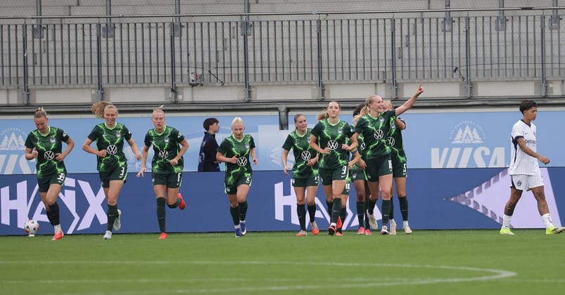 Wolfsburg celebrates the 2-0 victory; the Milan women are disappointed. Soccer, Women, 2026–2027 Season, Women s Champions League Qualifying, Round 3, VfL Wolfsburg vs. Inter Milan