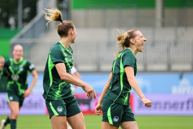 Wolfsburg, Germany, August 26, 2026, Champions League Qualifying First Leg: VfL Wolfsburg Women vs. Inter Milan Women. Pictured, from left: Lara Prasnikar, Wolfsburg’s second goal scorer, scores the 1–0 goal for Wolfsburg and celebrates with Sarai Linder, Wolfsburg. Copyright: HMBxMedia MadeleinexFantini