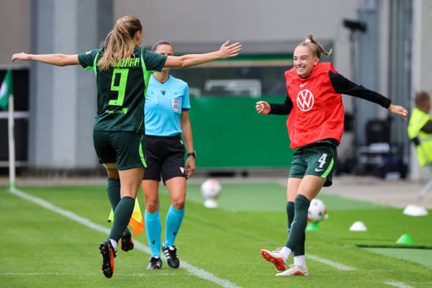 Wolfsburg, Germany, August 26, 2026 Champions League Qualifying Round First Leg: VfL Wolfsburg Women vs. Inter Milan Women. Pictured, from left: Goal scorer Lara Prasnikar of Wolfsburg scores the 1-0 goal for Wolfsburg and celebrates with Sophia Kleinherne of Wolfsburg. Copyright: HMBxMedia MadeleinexFantini