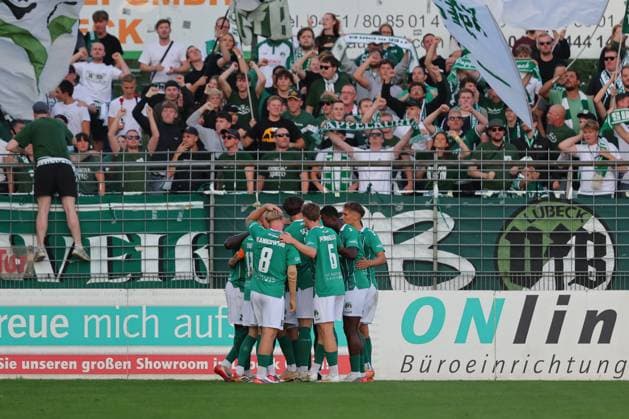 26.08.26, GER, Regionalliga Nord, Fussball, 1. Spieltag, Saison 2026 2027, Dietmar-Scholze-Stadion an der Lohmuehle, VfB Lübeck vs Hamburger SV II Torjubel Jubel. Torschütze Torschuetze Daouda Beleme (VfB Luebeck 21) jubelt ueber das Tor zum 1:1 Foto nordphoto GmbH Tauchnitz Luebeck Dietmar-Scholze-Stadion an der Lohmuehle SH Germany *** August 26, 2026, GER, Regionalliga Nord, Soccer, Matchday 1, 2026–2027 Season, Dietmar Scholze Stadium an der Lohmuehle, VfB Lübeck vs. Hamburger SV II Goal celebration Cheering Goal scorer(s) Daouda Beleme of VfB Lübeck, No. 21, celebrates the goal that tied the score at 1–1. Photo: nordphoto GmbH, Tauchnitz, Lübeck, Dietmar Scholze Stadium an der Lohmühle, SH, Germany Copyright: xnordphotoxGmbHx xTauchnitzx