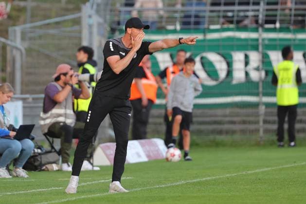 26.08.26, GER, Regionalliga Nord, Fussball, 1. Spieltag, Saison 2026 2027, Dietmar-Scholze-Stadion an der Lohmuehle, VfB Lübeck vs Hamburger SV II Coachingzone Seitenlinie Trainerbereich Technische Zone. Trainer Kevin Rodewald (VfB Luebeck) gibt Anweisungen gestikuliert und schreit Foto nordphoto GmbH Tauchnitz Luebeck Dietmar-Scholze-Stadion an der Lohmuehle SH Germany *** August 26, 2026, GER, Regionalliga Nord, Soccer, Matchday 1, 2026–2027 Season, Dietmar Scholze Stadium an der Lohmuehle, VfB Lübeck vs. Hamburger SV II Coaching zone, sideline, coaching area, technical zone; Coach Kevin Rodewald of VfB Lübeck gives instructions, gesticulates, and shouts. Photo: nordphoto GmbH, Tauchnitz, Lübeck, Dietmar Scholze Stadium an der Lohmühle, SH, Germany Copyright: xnordphotoxGmbHx xTauchnitzx