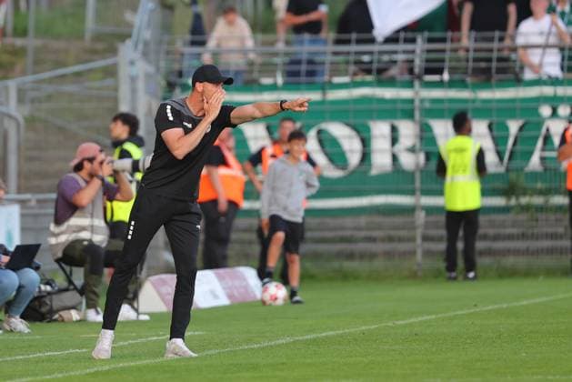 26.08.26, GER, Regionalliga Nord, Fussball, 1. Spieltag, Saison 2026 2027, Dietmar-Scholze-Stadion an der Lohmuehle, VfB Lübeck vs Hamburger SV II Coachingzone Seitenlinie Trainerbereich Technische Zone. Trainer Kevin Rodewald (VfB Luebeck) gibt Anweisungen gestikuliert und schreit Foto nordphoto GmbH Tauchnitz Luebeck Dietmar-Scholze-Stadion an der Lohmuehle SH Germany *** August 26, 2026, GER, Regionalliga Nord, Soccer, Matchday 1, 2026–2027 Season, Dietmar Scholze Stadium an der Lohmuehle, VfB Lübeck vs. Hamburger SV II Coaching zone, sideline, coaching area, technical zone; Coach Kevin Rodewald of VfB Lübeck gives instructions, gesticulates, and shouts. Photo: nordphoto GmbH, Tauchnitz, Lübeck, Dietmar Scholze Stadium an der Lohmühle, SH, Germany Copyright: xnordphotoxGmbHx xTauchnitzx