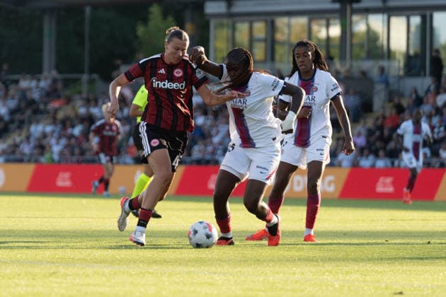 August 26, 2026, xhfmx, Soccer, UEFA Women s Champions League Qualifying Round 3, Eintracht Frankfurt Women vs. Paris Saint-Germain Women, Larissa Mühlhaus (Eintracht Frankfurt), No. 47, with Anaïs Ebayilin (Paris Saint-Germain), No. 26, in a tackle against Frankfurt