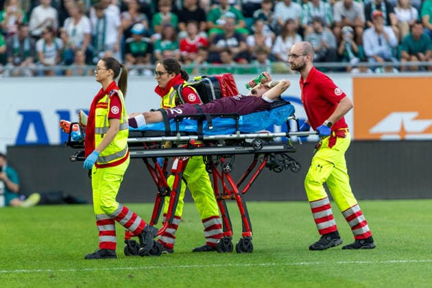 SOCCER - UEFA ECL, Rapid vs Hearts VIENNA,AUSTRIA,26.AUG.26 - SOCCER - UEFA Conference League, play-off, SK Rapid Wien vs Heart of Midlothian FC. Image shows Tom Renaud (Hearts) with paramedics.  GEPAxpictures xPhilippxBrem