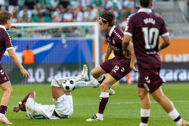 SOCCER - UEFA ECL, Rapid vs Hearts VIENNA,AUSTRIA,26.AUG.26 - SOCCER - UEFA Conference League, play-off, SK Rapid Wien vs Heart of Midlothian FC. Image shows Petter Nosa Dahl (Rapid) and Tomas Bent Magnusson (Hearts).  GEPAxpictures xPhilippxBrem