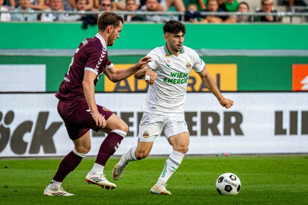 SOCCER - UEFA ECL, Rapid vs Hearts VIENNA,AUSTRIA,26.AUG.26 - SOCCER - UEFA Conference League, play-off, SK Rapid Wien vs Heart of Midlothian FC. Image shows Jamie McCart (Hearts) and Yusuf Demir (Rapid).  GEPAxpictures xKevinxHackner