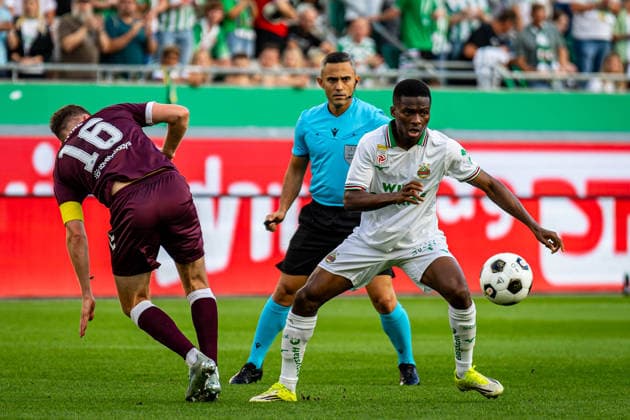 SOCCER - UEFA ECL, Rapid vs Hearts VIENNA,AUSTRIA,26.AUG.26 - SOCCER - UEFA Conference League, play-off, SK Rapid Wien vs Heart of Midlothian FC. Image shows Blair Spittal (Hearts), referee Elchin Masiyev (AZE) and Romeo Amane (Rapid).  GEPAxpictures xKevinxHackner