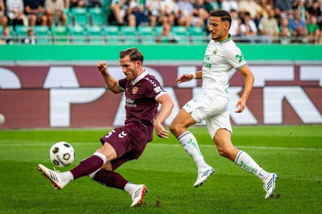 SOCCER - UEFA ECL, Rapid vs Hearts VIENNA,AUSTRIA,26.AUG.26 - SOCCER - UEFA Conference League, play-off, SK Rapid Wien vs Heart of Midlothian FC. Image shows Jamie McCart (Hearts) and Ercan Kara (Rapid).  GEPAxpictures xKevinxHackner