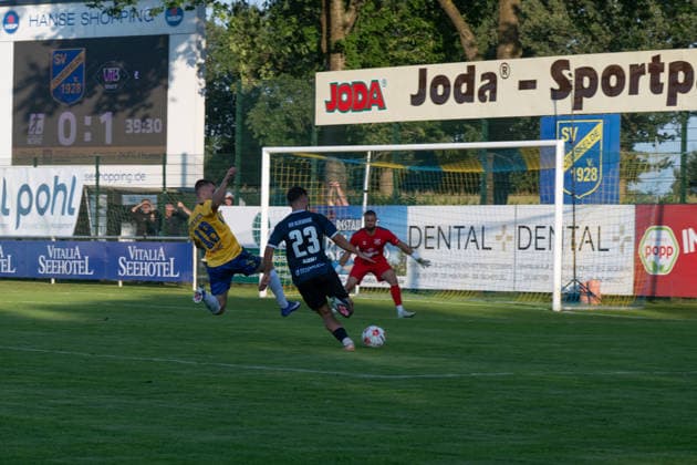 August 26, 2026, GER, Soccer, Regionalliga Nord, Matchday 5, 2026–2027 Season, Todesfelde, Joda Sportpark, SV Todesfelde vs. VfB Oldenburg, Louis HAJDINAJ (VfB Oldenburg, 23) scores to make it 0–2; Timon HENK (SV Todesfelde, 18) and Fabian LANDVOIGT (SV Todesfelde, 1) have no chance. Todesfelde Joda Sportpark, Schleswig-Holstein, Germany Copyright: xnordphotoxGmbHx xRojahnx