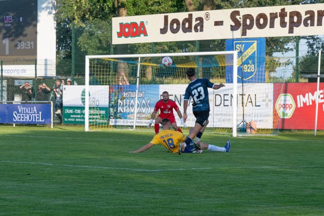 August 26, 2026, GER, Soccer, Regionalliga Nord, Matchday 5, 2026–2027 Season, Todesfelde, Joda Sportpark, SV Todesfelde vs. VfB Oldenburg, Louis HAJDINAJ (VfB Oldenburg, 23) scores to make it 0–2; Timon HENK (SV Todesfelde, 18) and Fabian LANDVOIGT (SV Todesfelde, 1) have no chance. Todesfelde Joda Sportpark, Schleswig-Holstein, Germany Copyright: xnordphotoxGmbHx xRojahnx