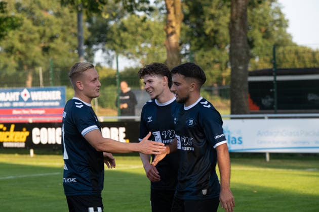 August 26, 2026, Germany, Soccer, Regionalliga Nord, Matchday 5, 2026–2027 Season, Todesfelde, Joda Sportpark, SV Todesfelde vs. VfB Oldenburg, Goal 0–2 by Louis HAJDINAJ (VfB Oldenburg, 23), celebrated by Kai PRÖGER PROEGER (VfB Oldenburg, 11) and Vjekoslav TARITAS (VfB Oldenburg, 7) at Joda Sportpark in Todesfelde, Schleswig-Holstein, Germany Copyright: xnordphotoxGmbHx xRojahnx