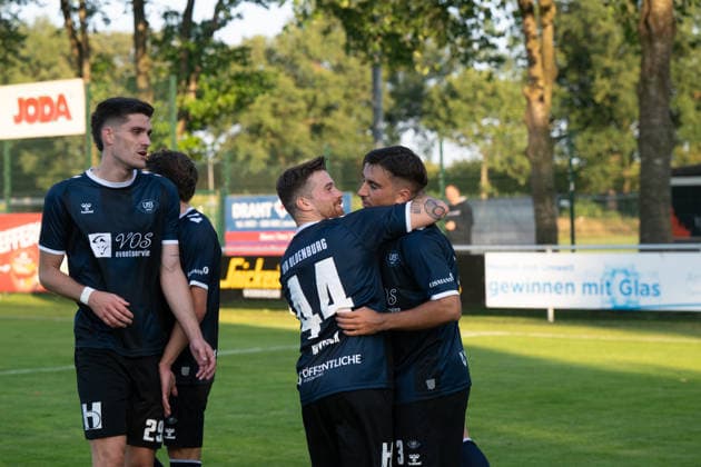 August 26, 2026, GER, Soccer, Regionalliga Nord, Matchday 5, 2026–2027 Season, Todesfelde, Joda Sportpark, SV Todesfelde vs. VfB Oldenburg, Goal 0–2 by Louis HAJDINAJ (VfB Oldenburg, 23), celebrated by Nico KNYSTOCK (VfB Oldenburg, 44) and Mats FACKLAM (VfB Oldenburg, 29), Todesfelde, Joda Sportpark, Schleswig-Holstein, Germany Copyright: xnordphotoxGmbHx xRojahnx
