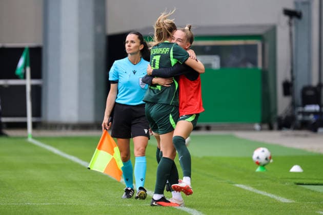 Wolfsburg, Germany, August 26, 2026 Champions League Qualifying Round First Leg: VfL Wolfsburg Women vs. Inter Milan Women. Pictured, from left: Goal scorer Lara Prasnikar (Wolfsburg) scores the 1-0 goal for Wolfsburg and celebrates with Sophia Kleinherne (Wolfsburg). Copyright: HMBxMedia MadeleinexFantini