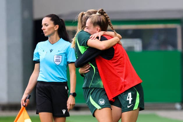 Wolfsburg, Germany, August 26, 2026 Champions League Qualifying Round First Leg: VfL Wolfsburg Women vs. Inter Milan Women. Pictured, from left: Goal scorer Lara Prasnikar (Wolfsburg) scores the 1-0 goal for Wolfsburg and celebrates with Sophia Kleinherne (Wolfsburg). Copyright: HMBxMedia MadeleinexFantini