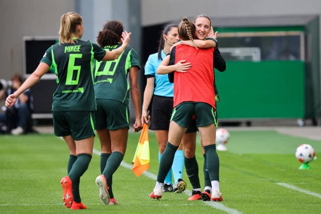 Wolfsburg, Germany, August 26, 2026 — Champions League Qualifying First Leg: VfL Wolfsburg Women vs. Inter Milan Women. Pictured: Goal scorer Lara Prasnikar of Wolfsburg (on the right) scores the 1–0 goal for Wolfsburg and celebrates with Janina Minge of Wolfsburg, Cora Zicai (Wolfsburg) and Sophia Kleinherne (Wolfsburg) Copyright: HMBxMedia MadeleinexFantini