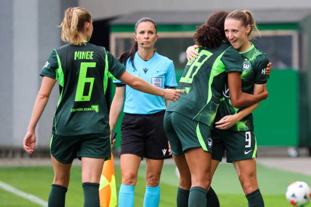 Wolfsburg, Deutschland: 26.08.2026 - Champions League Qualifikation - Hinrunde - VfL Wolfsburg Frauen vs. Inter Mailand Frauen Im Bild:Torschützin Lara Prasnikar (Wolfsburg), rechts im Bild, macht das Tor zum 1:0 für Wolfsburg und jubelt mit Janina Minge (Wolfsburg), Cora Zicai (Wolfsburg) *** Wolfsburg, Germany, August 26, 2026 — Champions League Qualifying Round, First Leg: VfL Wolfsburg Women vs. Inter Milan Women. Pictured: Goal scorer Lara Prasnikar of Wolfsburg (on the right) scores the 1-0 goal for Wolfsburg and celebrates with Janina Minge and Cora Zicai, both of Wolfsburg. Copyright: HMBxMedia MadeleinexFantini
