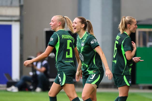 Wolfsburg, Germany, August 26, 2026—Champions League Qualifying Round, First Leg: VfL Wolfsburg Women vs. Inter Milan Women. Pictured, from left: Lara Prasnikar (Wolfsburg), the second goal scorer, celebrates with Ella Peddemor (Wolfsburg) and Janina Minge (Wolfsburg) after scoring the 1–0 goal for Wolfsburg. Copyright: HMBxMedia MadeleinexFantini