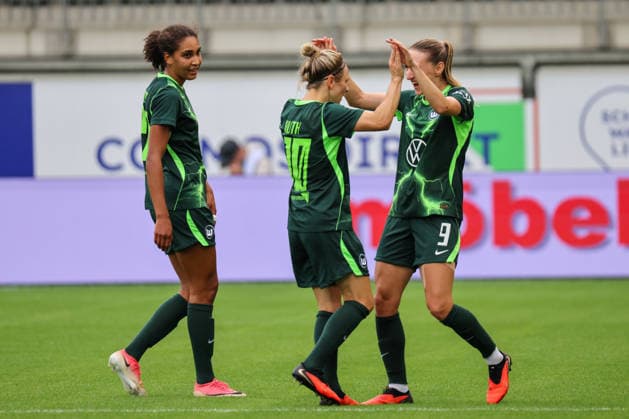 Wolfsburg, Germany, August 26, 2026 Champions League Qualifying Round First Leg: VfL Wolfsburg Women vs. Inter Milan Women. Pictured, from left: Lara Prasnikar (third goal scorer) celebrates with Cora Zicai and Svenja Huth, both of Wolfsburg, after scoring the 1-0 goal for Wolfsburg. Copyright: HMBxMedia MadeleinexFantini