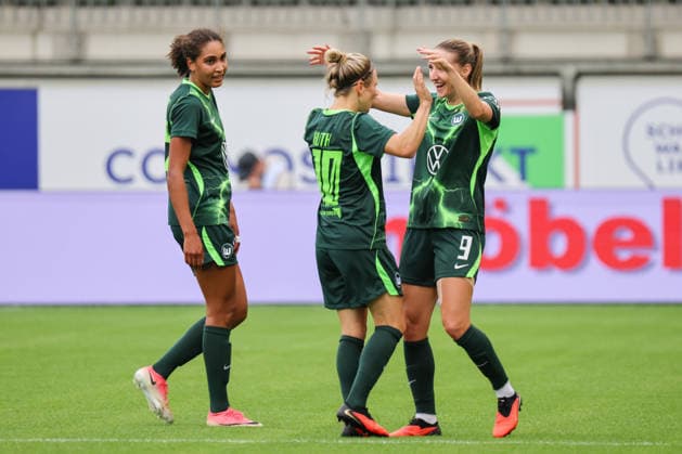 Wolfsburg, Germany, August 26, 2026 Champions League Qualifying Round First Leg: VfL Wolfsburg Women vs. Inter Milan Women. Pictured, from left: Lara Prasnikar (third goal scorer) celebrates with Cora Zicai and Svenja Huth, both of Wolfsburg, after scoring the 1-0 goal for Wolfsburg. Copyright: HMBxMedia MadeleinexFantini