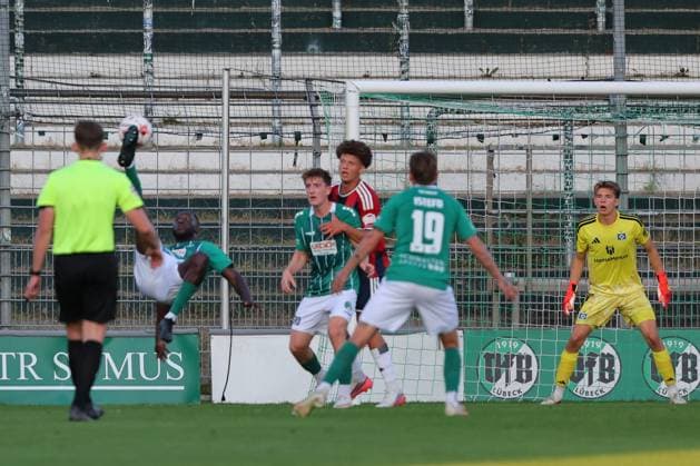 26.08.26, GER, Regionalliga Nord, Fussball, 1. Spieltag, Saison 2026 2027, Dietmar-Scholze-Stadion an der Lohmuehle, VfB Lübeck vs Hamburger SV II Fallrückzieher von Daouda Beleme (VfB Luebeck 21) auf das Tor von Torwart Colin Poppelbaum (Hamburger SV II 01) Foto nordphoto GmbH Tauchnitz Luebeck Dietmar-Scholze-Stadion an der Lohmuehle SH Germany *** August 26, 2026, GER, Regionalliga Nord, Soccer, Matchday 1, 2026–2027 Season, Dietmar Scholze Stadium an der Lohmuehle, VfB Lübeck vs. Hamburger SV II: Daouda Beleme (VfB Lübeck, No. 21) scores with a bicycle kick past goalkeeper Colin Poppelbaum (Hamburger SV II, No. 01). Photo: nordphoto GmbH, Tauchnitz, Lübeck, Dietmar Scholze Stadium an der Lohmühle, SH, Germany Copyright: xnordphotoxGmbHx xTauchnitzx