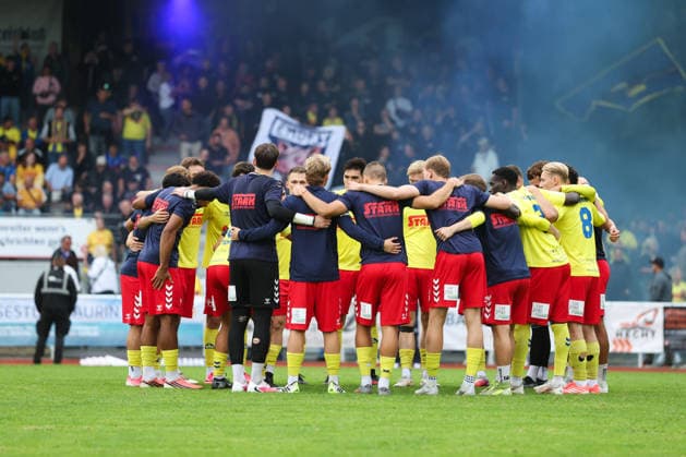 August 26, 2026, Soccer, Men s, Regionalliga Nord, Matchday 5, SV Atlas Delmenhorst vs. BSV Kickers Emden, Delmenhorst holds a pre-game pep talk