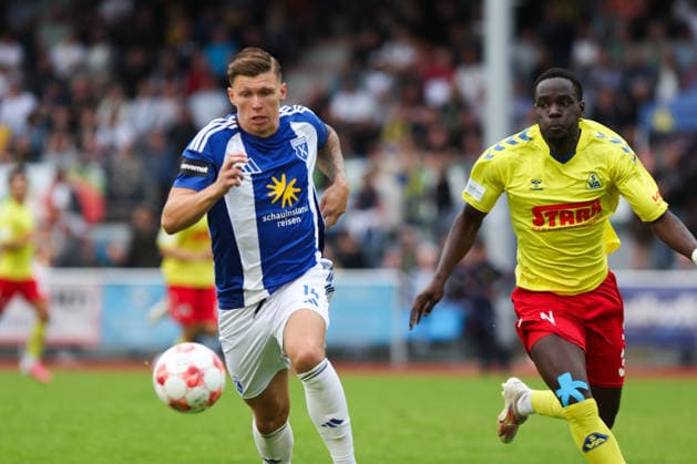 August 26, 2026, Soccer, Men s, Regionalliga Nord, Matchday 5, SV Atlas Delmenhorst vs. BSV Kickers Emden, Luc Ihorst (blue, No. 14) of BSV Kickers Emden in a tackle with Andre Ndiaye (No. 3) of SV Atlas Delmenhorst