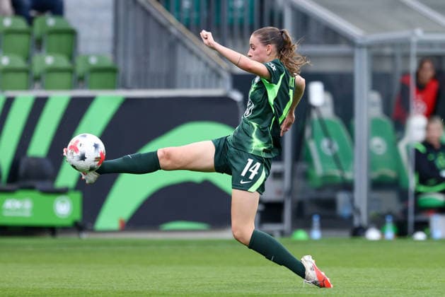 Smilla Vallotto, VfL Wolfsburg, No. 14 with the ball, isolated shot, single frame, full-body, action, game scene, August 26, 2026, Wolfsburg, Germany, soccer, UEFA Women s Champions League, VfL Wolfsburg vs. Inter Milan xobx