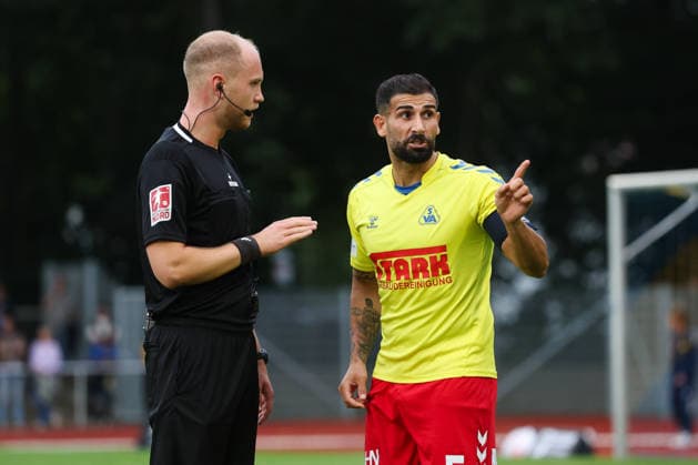 August 26, 2026, Soccer, Men s, Regionalliga Nord, Matchday 5, SV Atlas Delmenhorst vs. BSV Kickers Emden, Referee Julian Bergmann speaking with Ibrahim Temin 5 SV Atlas Delmenhorst