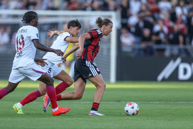 GER, Frankfurt, Eintracht Frankfurt vs. Paris Saint-Germain, UEFA Women s Champions League, Soccer, UEFA, 2026–2027 Season, Stadion am Brentanobad, 3rd Qualifying Round, First Leg: Pictured (from left) Elisa De Almeida, Paris Saint-Germain Women s Team No. 5, Larissa Mühlhaus, Eintracht Frankfurt Women 47. DFB and DFL regulations prohibit any use of photographs as image sequences and or quasi-video. August 26, 2026 Copyright: HMBxMedia HendrikxHamelau