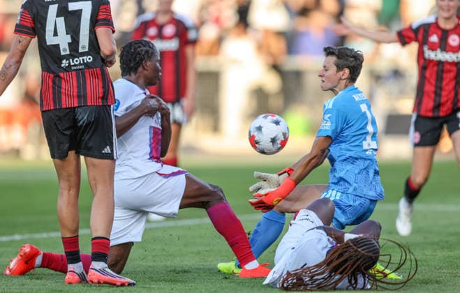 GER, Frankfurt, Eintracht Frankfurt vs. Paris Saint-Germain, UEFA Women s Champions League, Soccer, UEFA, 2026–2027 Season, Stadion am Brentanobad, 3rd Qualifying Round, First Leg (pictured, from left): Merveille Kanjinga, Paris Saint-Germain Women s Team 19, Lina Altenburg, Eintracht Frankfurt Women’s Team No. 12. DFB and DFL regulations prohibit any use of photographs as image sequences and or quasi-video. August 26, 2026 Copyright: HMBxMedia HendrikxHamelau