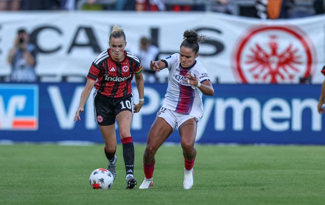 GER, Frankfurt, Eintracht Frankfurt vs. Paris Saint-Germain, UEFA Women s Champions League, soccer, UEFA, 2026–2027 season, Stadion am Brentanobad, 3rd qualifying round, first leg in the photo (from left): Laura Freigang, Eintracht Frankfurt Women s Team No. 10, Isabela, Paris Saint-Germain Women’s Team No. 12. DFB and DFL regulations prohibit any use of photographs as image sequences and or quasi-video. August 26, 2026 Copyright: HMBxMedia HendrikxHamelau