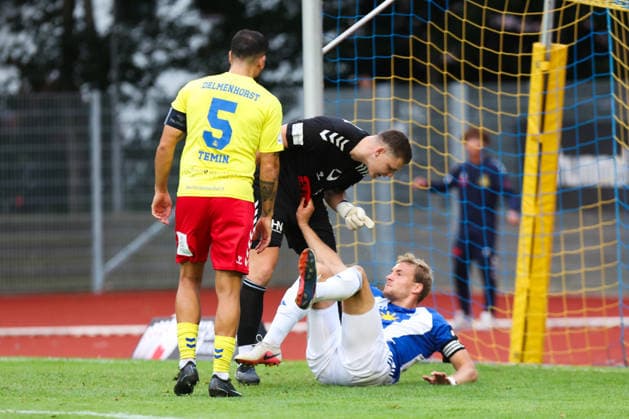 August 26, 2026, Soccer, Men s, Regionalliga Nord, Matchday 5, SV Atlas Delmenhorst vs. BSV Kickers Emden, Goalkeeper Damian Schobert (1) of SV Atlas Delmenhorst collides with Peer Mahncke (5) of BSV Kickers Emden