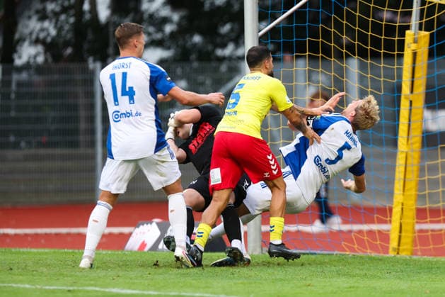 August 26, 2026, Soccer, Men s, Regionalliga Nord, Matchday 5, SV Atlas Delmenhorst vs. BSV Kickers Emden, Goalkeeper Damian Schobert (1) of SV Atlas Delmenhorst collides with Peer Mahncke (5) of BSV Kickers Emden