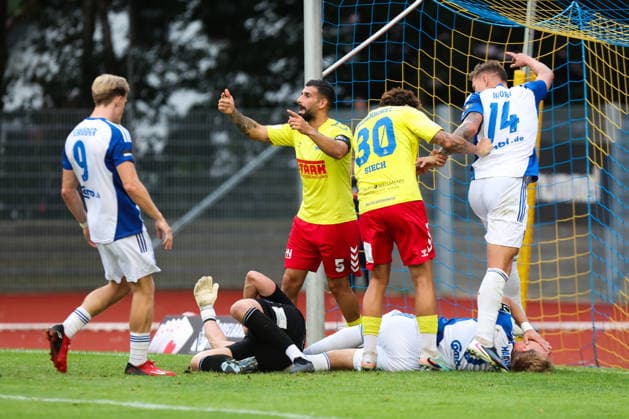 August 26, 2026, Soccer, Men s, Regionalliga Nord, Matchday 5, SV Atlas Delmenhorst vs. BSV Kickers Emden, Goalkeeper Damian Schobert (1) of SV Atlas Delmenhorst collides with Peer Mahncke (5) of BSV Kickers Emden