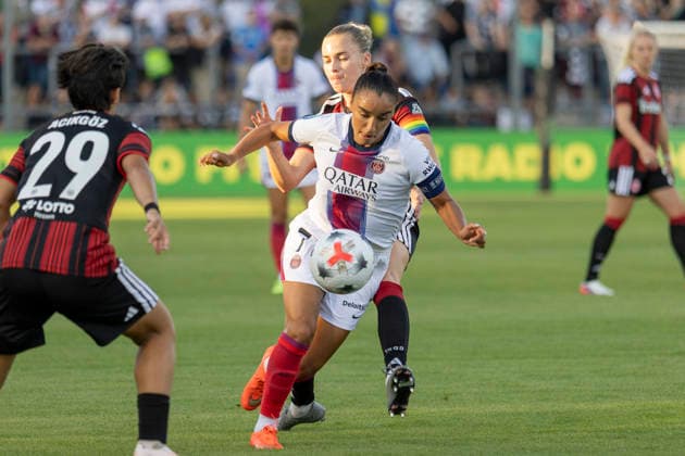 UWCL Qualifier: Eintracht Frankfurt vs. Paris Saint-Germain, August 26, 2026. Laura Freigang (Eintracht Frankfurt, No. 10) and Sakina Karchaoui (Paris Saint-Germain, PSG, No. 7) battle for the ball, Eintracht Frankfurt vs. Paris Saint-Germain, Frankfurt, Stadion am Brentanobad, August 26, 2026 Copyright: xBEAUTIFULxSPORTS Gawlikx