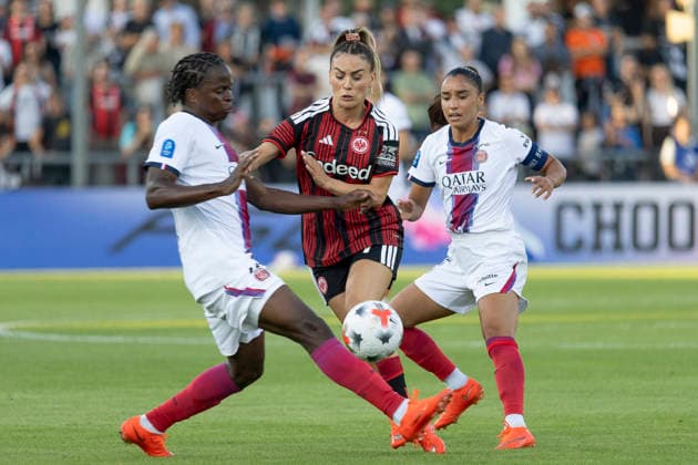 UWCL Qualifier: Eintracht Frankfurt vs. Paris Saint-Germain, August 26, 2026—Ereleta Memeti of Eintracht Frankfurt (No. 7) and Merveille Kanjinga of Paris Saint-Germain (PSG, No. 19) battle for the ball, Eintracht Frankfurt vs. Paris Saint-Germain, Frankfurt, Stadion am Brentanobad, August 26, 2026 Copyright: xBEAUTIFULxSPORTS Gawlikx