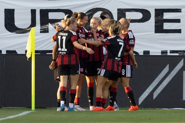 UWCL Qualifier: Eintracht Frankfurt vs. Paris Saint-Germain, August 26, 2026: Larissa Mühlhaus (Eintracht Frankfurt, No. 47) scored the goal to make it 1–0; Rebecka Blomqvist (Eintracht Frankfurt, No. 28), Nina Lührßen (Eintracht Frankfurt, No. 11), and Dilara Acikgöz (Eintracht Frankfurt, No. 29)a Memeti (Eintracht Frankfurt 7), Eintracht Frankfurt vs. Paris Saint-Germain, Frankfurt, Stadion am Brentanobad, August 26, 2026 Copyright: xBEAUTIFULxSPORTS Gawlikx