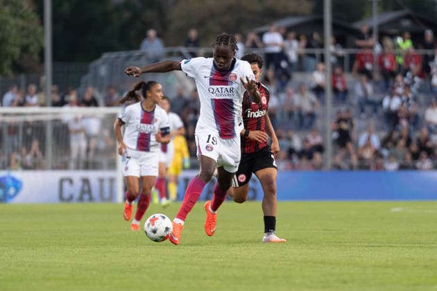 August 26, 2026, xhfmx, Soccer, UEFA Women s Champions League Qualifying Round 3, Eintracht Frankfurt Women vs. Paris Saint-Germain Women, from left: Merveille Kanjinga (Paris Saint-Germain), 19, in a footrace with Dilara Acikgöz (Eintracht Frankfurt), 29, Frankfurt