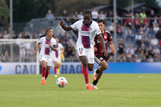 August 26, 2026, xhfmx, Soccer, UEFA Women s Champions League Qualifying Round 3, Eintracht Frankfurt Women vs. Paris Saint-Germain Women, from left: Merveille Kanjinga (Paris Saint-Germain), 19, in a footrace with Dilara Acikgöz (Eintracht Frankfurt), 29, Frankfurt